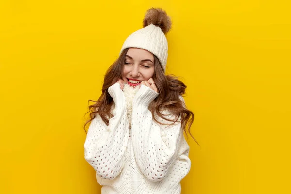 Młoda Słodka Dziewczyna Ciepłych Miękkich Zimowych Ubrań Uśmiecha Się Żółtym — Zdjęcie stockowe