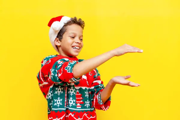 Afro Amerikan Çocuğu Noel Süveteri Noel Baba Şapkası Içinde Elleri — Stok fotoğraf