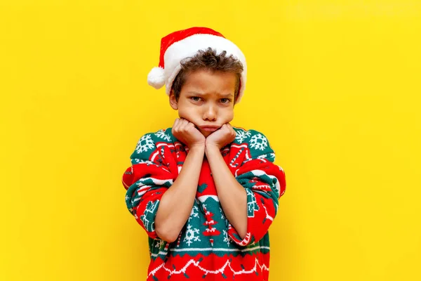 Yılbaşı Süveteri Noel Baba Şapkası Giyen Mutsuz Afrikalı Amerikalı Çocuk — Stok fotoğraf