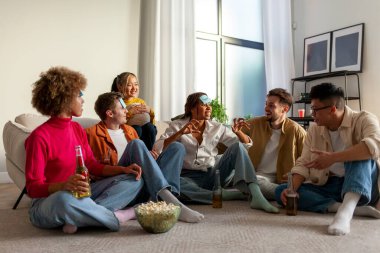 Çok ırklı bir grup genç öğrenci birlikte sessiz sinema oynuyor ve evde bira içiyor. Gençler yerde patlamış mısırla oturuyor ve oyundaki karakteri tahmin ediyor.