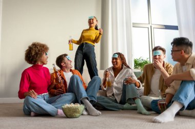 Çok ırklı bir grup genç öğrenci birlikte sessiz sinema oynuyor ve evde bira içiyor. Gençler yerde patlamış mısırla oturuyor ve oyundaki karakteri tahmin ediyor.