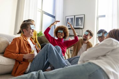 Çok ırklı bir grup genç öğrenci birlikte sessiz sinema oynuyor ve evde bira içiyor. Gençler yerde patlamış mısırla oturuyor ve oyundaki karakteri tahmin ediyor.