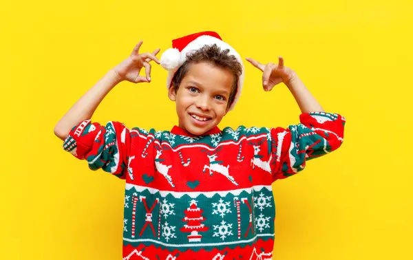 Afrikalı Amerikalı Çocuk Noel Süveteri Noel Baba Şapkası Içinde Sarı — Stok fotoğraf