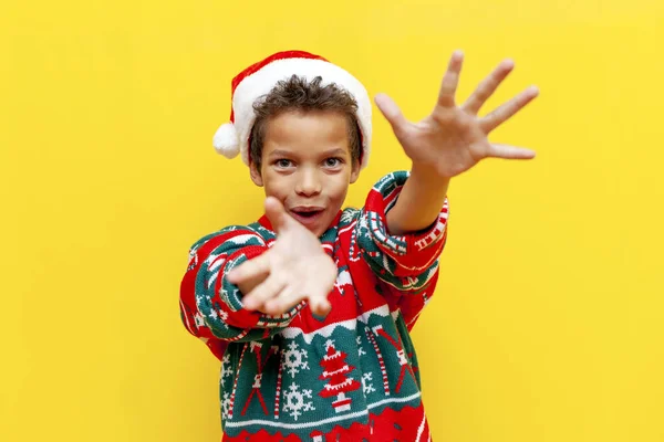 Afrikalı Amerikalı Bir Çocuk Noel Süveteri Noel Baba Şapkası Takıyor — Stok fotoğraf