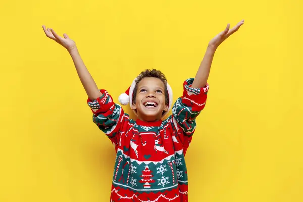 Mutlu Afrikalı Afrikalı Amerikalı Çocuk Noel Kıyafetleri Içinde Boş Elleri — Stok fotoğraf