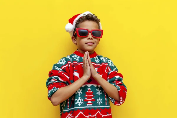 Noel Baba Şapkası Gözlüklü Afro Amerikan Çocuk Ellerini Önünde Kavuşturdu — Stok fotoğraf