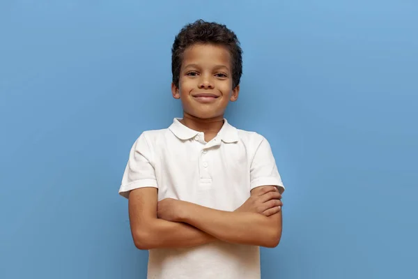 Kudrnatý Africký Americký Chlapec Bílém Tričku Zkříženými Pažemi Usmívající Žlutém Stock Obrázky