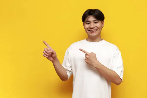 Junger Asiatischer Kerl Weißem Shirt Lächelnd Und Mit Den Händen Stockbild
