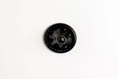 Beyaz arka planda siyah prezervatif, izole edilmiş doğum kontrol hapı.