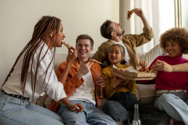 Ev partisinde pizza yiyip bira içen ve arkadaşlarıyla eğlenen farklı etnik kökenlere sahip olan alkol ve fast food yiyen ve bunu kutlayan çok ırklı gençlerden oluşan bir grup.