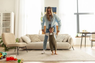 Genç bir anne küçük oğlunu kollarına alır ve onu evine kaldırır. 2 yaşında bir çocuk ailesiyle eğlenir ve onunla oynar. Bir kadın çocuğuna bakar ve büyütür.