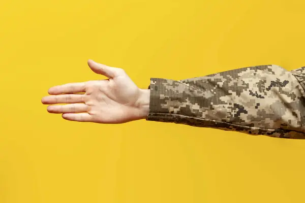 Ręka Żołnierza Ukraińskiej Armii Mundurze Pikselowym Kamuflażem Pokazuje Uścisk Dłoni Obrazek Stockowy
