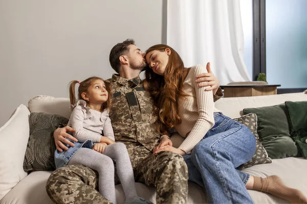 유니폼을 우크라이나 군대의 군인은 가족에게 돌아왔다 아빠는 집에서 자신의 아내를 스톡 사진