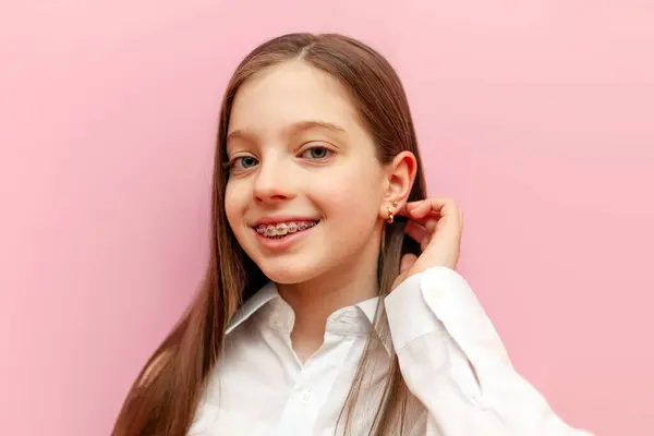 Veselé Dospívající Dívka Bílé Košili Rovnátka Usmívá Narovnává Vlasy Růžové Stock Obrázky