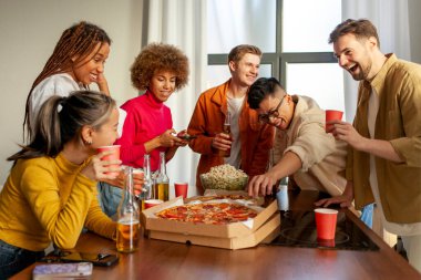 Ev partisinde çok ırklı gençler pizza ve bira sipariş ettiler ve telefonla yemek fotografı çektiler. Ev partisinde farklı etnik kökenlere mensup öğrenciler alkol içip fast food yiyip eğlendiler.
