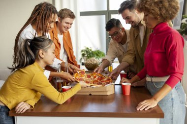 Bir ev partisinde çok ırklı gençlerden oluşan bir grup pizza ve bira sipariş etti, bir evde farklı etnik kökenlere sahip öğrenciler alkol içti ve fast food yedi ve eğlendi.