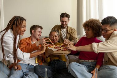 Ev partisinde pizza yiyip bira içen ve arkadaşlarıyla eğlenen farklı etnik kökenlere sahip olan alkol ve fast food yiyen ve bunu kutlayan çok ırklı gençlerden oluşan bir grup.