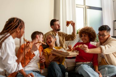 Ev partisinde pizza yiyip bira içen ve arkadaşlarıyla eğlenen farklı etnik kökenlere sahip olan alkol ve fast food yiyen ve bunu kutlayan çok ırklı gençlerden oluşan bir grup.