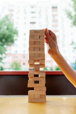 Jenga masa oyunu, ahşap tuğlalardan el yapımı kule, denge ve strateji geliştirme oyunu, yakın çekim