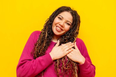 Minnettar, tombul, Afro-Amerikalı kadın, sarı, izole edilmiş bir geçmişi olduğu için şükranlarını sunuyor. Kocaman, iri yarı, sırıtan ve kalbi olan bir kız.