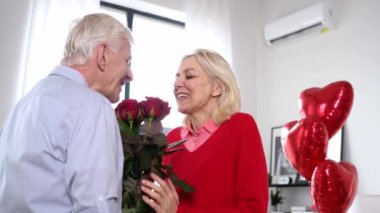 Yaşlı adam karısına çiçek ve kalp şeklinde balonlar veriyor. Evde öpüşüyor, sarılıyor ve tebrik ediyor. Yaşlı çift Sevgililer Günü 'nü kutluyor.