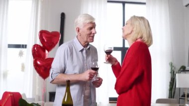 Sevgili yaşlılar sevgililer gününü evde kutlar ve şarap içerler. Yaşlı adam karısıyla konuşur ve gülümser. Emekliler romantik bir randevuda.