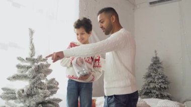 Yeni yılda oğluyla birlikte Afrika kökenli Amerikalı bir adam Noel ağacını oyuncaklarla süslüyor ve Noel 'i evde kutluyor. Babası çocuğun yeni yıl atmosferini hazırlamasına yardım ediyor.