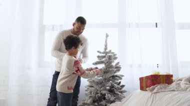 Yeni yılda oğluyla birlikte Afrika kökenli Amerikalı bir adam Noel ağacını oyuncaklarla süslüyor ve Noel 'i evde kutluyor. Babası çocuğun yeni yıl atmosferini hazırlamasına yardım ediyor.