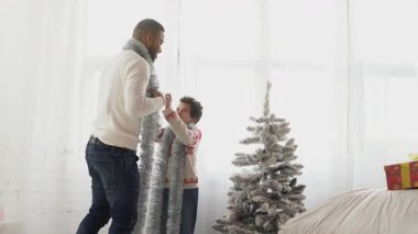 Yeni yılda oğluyla birlikte Afrika kökenli Amerikalı bir adam Noel ağacını oyuncaklarla süslüyor ve Noel 'i evde kutluyor. Babası çocuğun yeni yıl atmosferini hazırlamasına yardım ediyor.