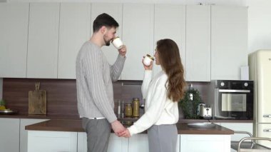 Genç çift sabah mutfakta sarılır ve kahve içer, karı koca birlikte sevinir ve evde ocağın yanında dans ederler.