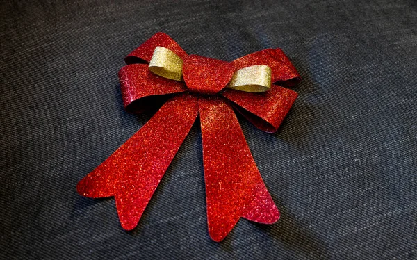 Een Glanzend Rood Gouden Lint Een Stofoppervlak Kerstdecoratie Concept — Stockfoto