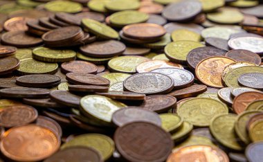 Çeşitli eski ve kullanılmış avro senti paralarını kapatın. Seçici odak