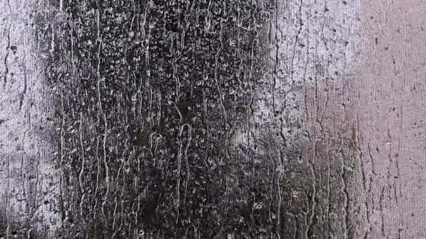 Krople Deszczu Wypadają Przez Okno Burzliwy Dzień Silne Opady Deszczu — Wideo stockowe