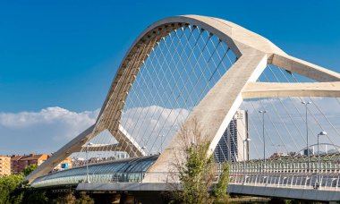 Üçüncü Milenyum Köprüsü (Puente del Tercer Milenio). Zaragoza, İspanya 'da modern mimari. Kapat.