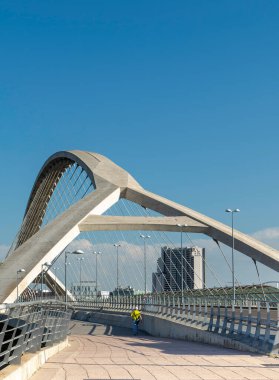 Üçüncü Milenyum Köprüsü (Puente del Tercer Milenio). Zaragoza, İspanya 'da modern mimari. Peatonal ayrıntı