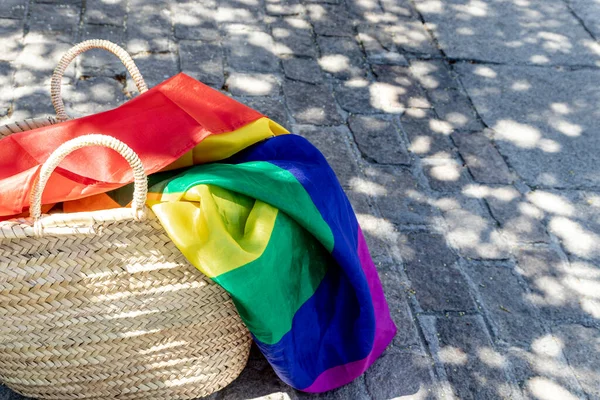 地面にウィッカーバスケットにLgbtの虹のフラグ ゲイパレード自由寛容 — ストック写真