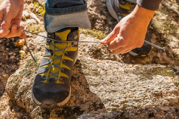 Крупным Планом Неузнаваемого Человека Завязывающего Шнурки Обуви Гранитной Скале — стоковое фото