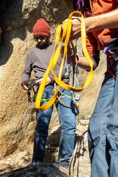 Двое Молодых Людей Готовят Альпинистское Снаряжение Горах Солнечный Зимний День — стоковое фото