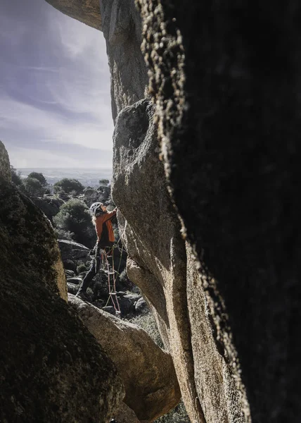 Молодой Человек Поднимается Гранитное Ущелье Торрелодонес Мадрид Скалолазание Концепция Экстремального — стоковое фото