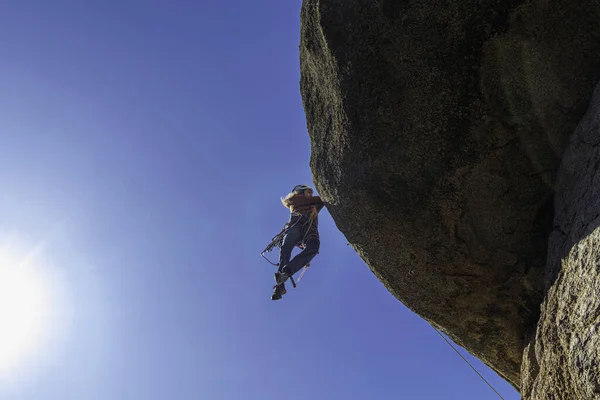 Junge Erwachsene Hängen Einem Granitüberhang Klettern Extremsportkonzept — Stockfoto