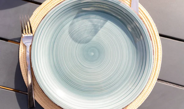 Κενό Πιάτο Διακοσμημένο Μπλε Σπείρα Έτοιμο Σερβίρει Δείπνο Κλείσε Άνω — Φωτογραφία Αρχείου