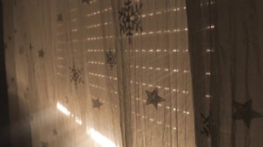 Güneşli bir öğleden sonra, güneşli bir öğleden sonra, perdeler yavaşça sallanıyor.