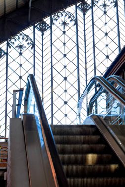 Madrid, İspanya 'daki Atocha tren istasyonunda yürüyen merdiven. Arka planda leke var.