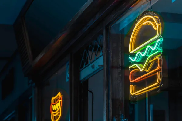 Ночное Заведение Быстрого Питания Неоновой Вывеской Гамбургера — стоковое фото
