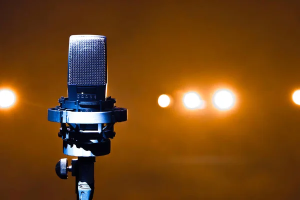 Mikrofon Ett Stativ Scen Med Spotlights Bakgrunden — Stockfoto
