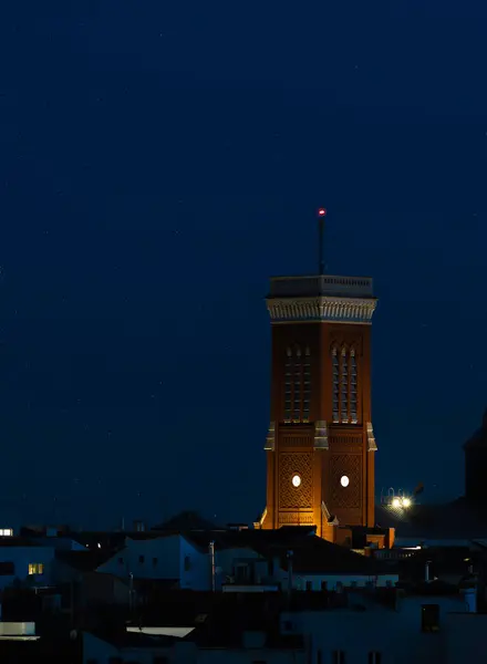 Madrid, İspanya 'daki Santa Cruz Kilisesi' nin kulesi, gece. Madrid 'in silüeti