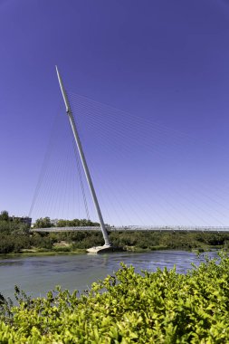 İspanya 'nın Zaragoza şehrinde Ebro Nehri' ni geçen modern bir köprü. Pasarela del Voluntariado (Gönüllülerin Köprüsü). Modern mimari