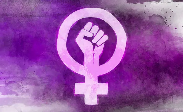 Yumruğunu sıkmış feminist bir simge, mor arka planda beyaz çizilmiş. Suluboya etkisi. Dijital illüstrasyon