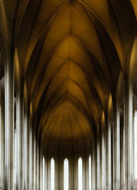 Reykjavik 'teki Hallgrimskirkja kilisesi içindeki dar pencereli geometrik iç açılı kubbe.