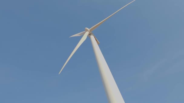 青空の背景に置かれた風車の下からの眺め — ストック動画